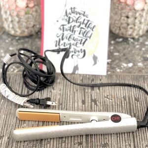 ❌❌❌ SOLD ❌❌❌ Chi Silver Glitter/Sparkly Flat Iron